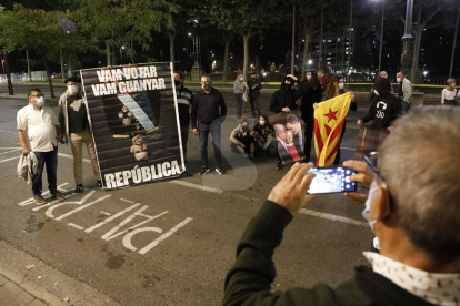 En Lleida los concentrados quemaron una gran foto del monarca.