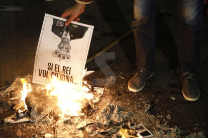En Lleida los concentrados quemaron una gran foto del monarca.