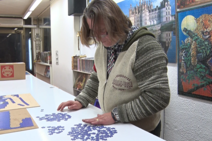 Marià Puig muestra en el local que tiene alquilado uno de los más de 350 puzzles que ha confeccionado.