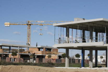 Imatge recent d’edificis en construcció a Lleida.