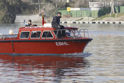 Una barca de l’Armada va començar ahir a buscar Marta del Castillo al Guadalquivir.