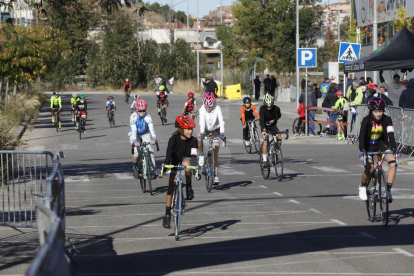 Reúne a 90 ciclistas en la calle Ramon Rubial de Lleida.