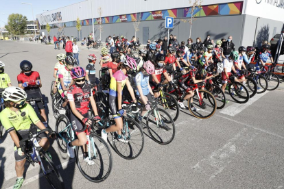 Reuneix 90 ciclistes al carrer Ramon Rubial de Lleida.