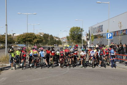 Reúne a 90 ciclistas en la calle Ramon Rubial de Lleida.
