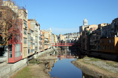 Vista general de Girona des del pont de Pedra.
