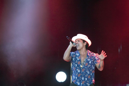 Bruno Mars reviu els 90 amb un disc romàntic