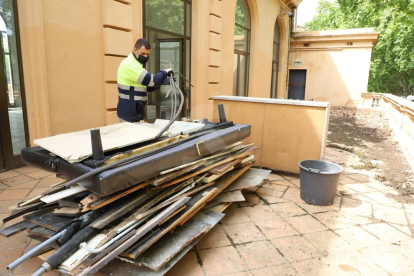 La Paeria lo arregla después de que okupas vandálicos se llevaran cableado y grifería