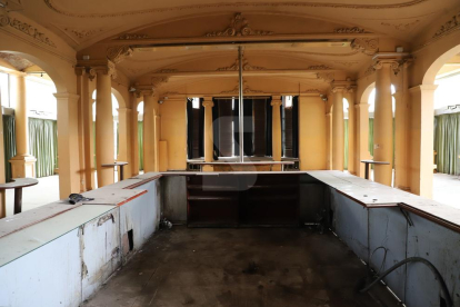 El interior del Chalet modernista de los Camps Elisis, desvalijado y deteriorado, en una imagen de archivo.