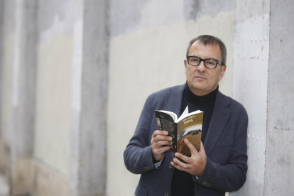 Vallbona va parlar ahir a Lleida de l’última novel·la, ‘Tros’.