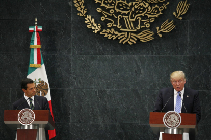 Peña Nieto, junto a Trump en la visita que este hizo a México durante la campaña electoral de EEUU.