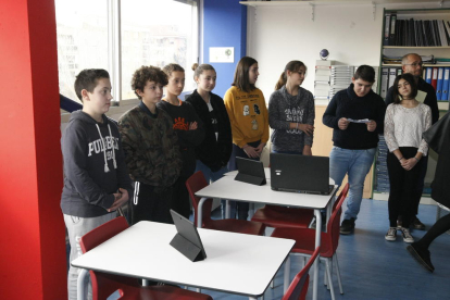Alumnes a la nova aula tecnològica de l’institut Maria Rúbies.