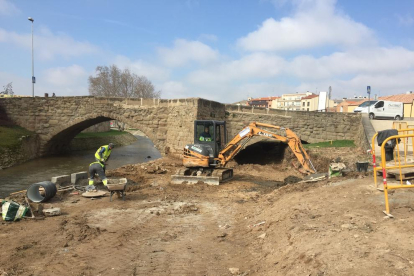 Los operarios trabajan ya en la apertura del segundo ojo del puente románico. 