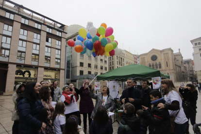 Les famílies van celebrar ahir un matí d’activitats a la plaça Sant Joan.