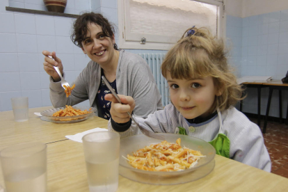 Xavier y Begoña comieron el lunes con su hija Núria en el comedor escolar.