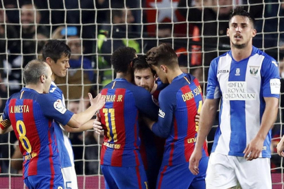 Leo Messi rep una entrada amb força per part d’un defensa del Leganés.