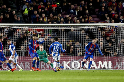 Leo Messi es entrado con fuerza por un defensa del Leganés.