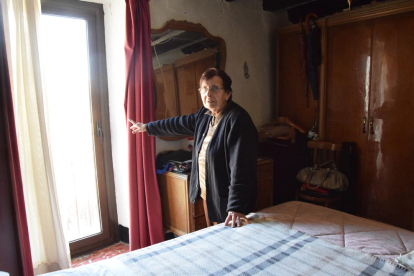 Rosa, veïna de la Parròquia d’Hortó (Ribera d’Urgellet), ahir, mostrant els vidres que van vibrar.
