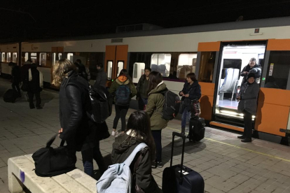 Usuarios del tren que bajaron en la estación de Mollerussa a la espera de ser trasladados. 