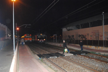 Usuarios del tren que bajaron en la estación de Mollerussa a la espera de ser trasladados. 