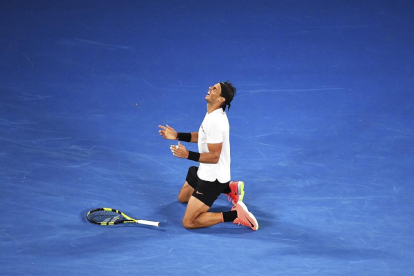 Rafa Nadal celebra su victoria sobre Dimitrov y citarse en la final de Australia con Roger Federer.