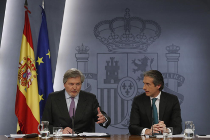 El portavoz del Gobierno, Íñigo Méndez de Vigo (i), y el ministro de Fomento, Iñigo de la Serna.