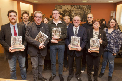 El president de la Diputació, Joan Reñé (tercer per la dreta), va presidir l’acte de presentació del llibre.