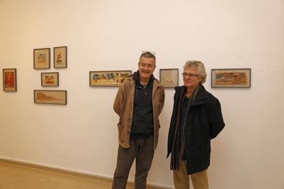 L’artista Perico Pastor i el traductor del llibre, Jordi Fortuny, al costat de les obres a l’Espai Guinovart.