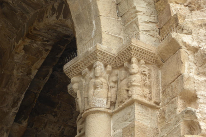 Capitells de l'antiga església de Sant Miquel, a Camarasa