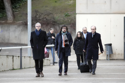 L’exdirector de l’aeroport, Alberto López, ahir a l’entrada dels jutjats de Lleida.