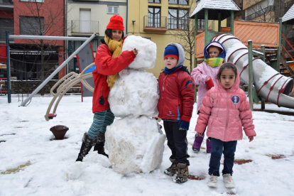 Nens jugant amb la neu ahir a la Seu d’Urgell.