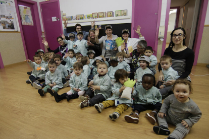 Els alumnes i les monitores de l’escola bressol Germans Grimm de Lleida van posar ahir per a una foto de grup després de la visita d’Afanoc.
