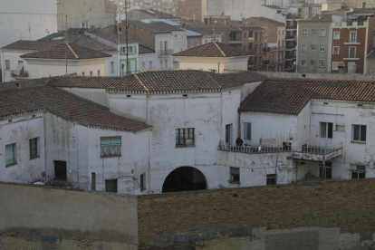 Vista posterior de la antigua comisaría de Sant Martí, con un operario trabajando.