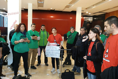 En Lleida, algunos representantes de la plataforma también se manifestaron en la sede de Endesa. 