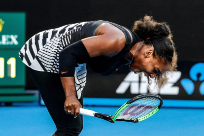 Serena Williams grita tras un punto fallado en el que se le rompió la raqueta.