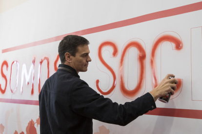 El exsecretario general del PSOE Pedro Sánchez rellena con spray una pintada en Dos Hermanas.