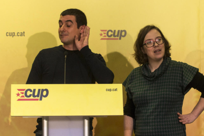 Los miembros de la CUP Quim Arrufat y Eulàlia Reguant anunciaron el apoyo de la formación a los presupuestos de la Generalitat.