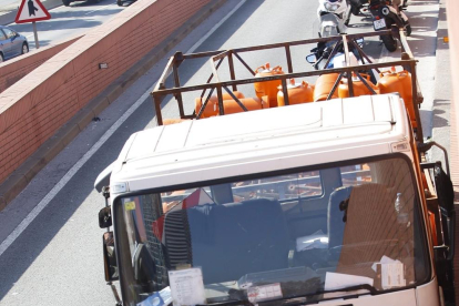 Els Mossos d'Esquadra han detingut aquest matí el conductor d'un camió de butà robat que circulava contra direcció per la Ronda Litoral de Barcelona
