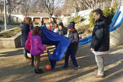 Niños participando en uno de los juegos cooperativos.