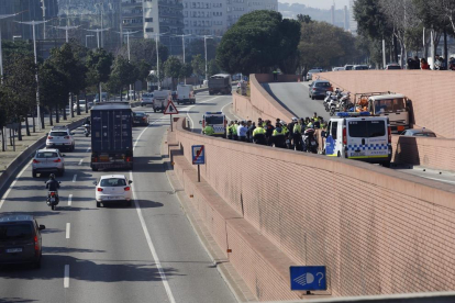Un altre vehicle recull les bombones de butà del camió robat ahir al matí a Barcelona.