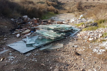 Restes d’escombraries que van ser abocades al municipi.