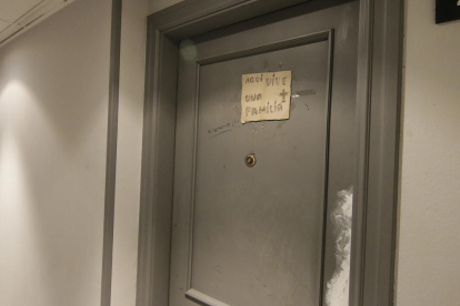 Un cartel en la puerta de este piso avisa que ya está ocupado.