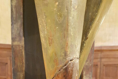 Imagen del Sant Crist y el pie de donde se robo el hilo de plata. 