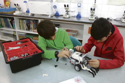 Alumnes de P5 del col·legi Albert Vives de la Seu treballant la robòtica des del parvulari.