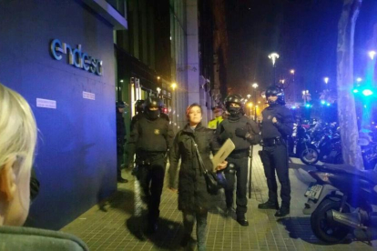 Los Mossos desalojando las oficinas de Endesa en Barcelona.