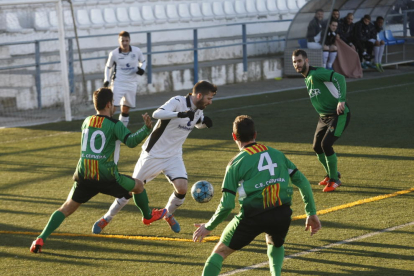 Diversos jugadors del Cervera n’envolten un del Borges, en una acció del partit que els dos equips van disputar ahir.
