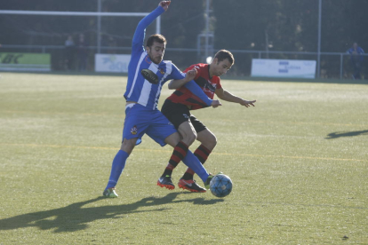 Un jugador del EFAC Almacelles sale con el balón controlado ante la presión de un contrario.