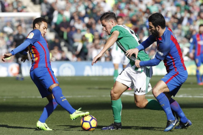 Neymar intenta arrebatar el balón a Álex Alegría, presionado por Arda Turan.