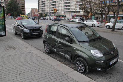 Los dos coches accidentados ayer en la avenida Madrid de Lleida.