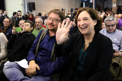 El líder de Catalunya en Comú, Xavier Domènech, y la alcaldesa de Barcelona, Ada Colau, en el acto de ayer.