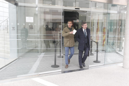 Álvaro Ruiz-Mateos, a la izquierda, sale del juzgado de Lleida este jueves.